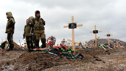 Prorussische Rebellen an Gräbern von Kameraden in der Ostukraine