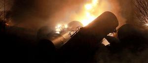 Die Entgleisung eines mit Öl beladenen Zuges am Montagabend in den USA.