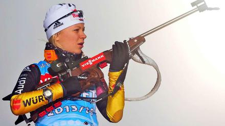 Miriam Gössner ist zweimalige Biathlon-Staffelweltmeisterin und holte mit der deutschen Langlaufstaffel Olympia- und WM-Silber. Lange Zeit wurde sie als die Nachfolgerin von Magdalena Neuner gehandelt. Nach einem schweren Mountainbike-Unfall im Sommer 2013, wo sie nur knapp dem Rollstuhl entkam, musste sie aufgrund anhaltender Rückenprobleme auf Olympia in Sotschi verzichten.