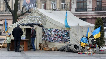 Geld sammeln. Diese Männer in Lemberg unterstützen die ukrainischen Truppen.