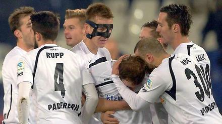 Erleichterung: Paderborn feiert Torschütze Alban Meha.