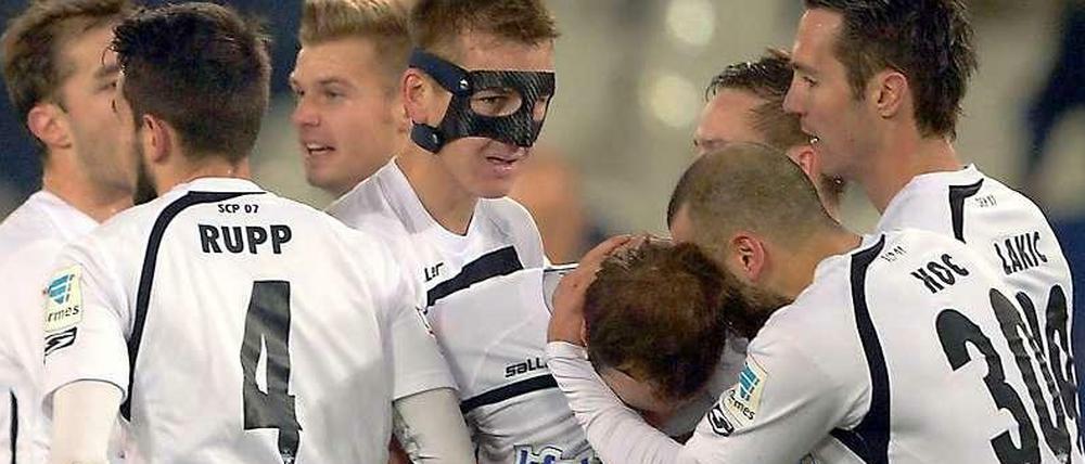 Erleichterung: Paderborn feiert Torschütze Alban Meha.