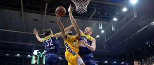 Reggie Redding im Zweikampf mit zwei Oldenburgern.