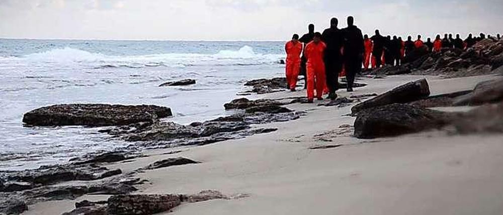 Kopten auf dem Weg zur Hinrichtung? Dieses Foto stammt von dem Propagandavideo der Terrormiliz "Islamischer Staat" (IS).