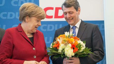 Na immerhin die Blumen sind schön: CDU-Chefin Angela Merkel mit Wahlverlierer Dietrich Wersisch.