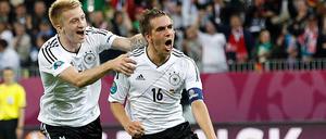 Philipp Lahm (r.) und Marco Reus jubeln gemeinsam im Trikot der deutschen Nationalmannschaft.