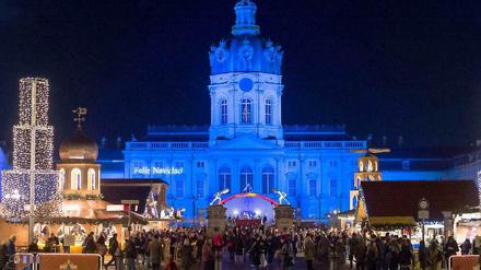 Glanzvolle Kulisse. Der Weihnachtsmarkt vor dem Schloss Charlottenburg. Den Ansturm an Sonnabenden wollte der Veranstalter mit Eintrittsgeld bremsen.