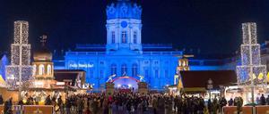 Glanzvolle Kulisse. Der Weihnachtsmarkt vor dem Schloss Charlottenburg. Den Ansturm an Sonnabenden wollte der Veranstalter mit Eintrittsgeld bremsen.
