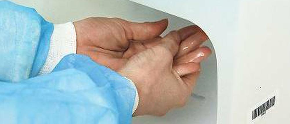 Waschen und desinfizieren. Ein absolutes Muss im Gesundheitswesen, wie hier im Klinikum Spandau. So können tödliche Infektionen vermieden werden.