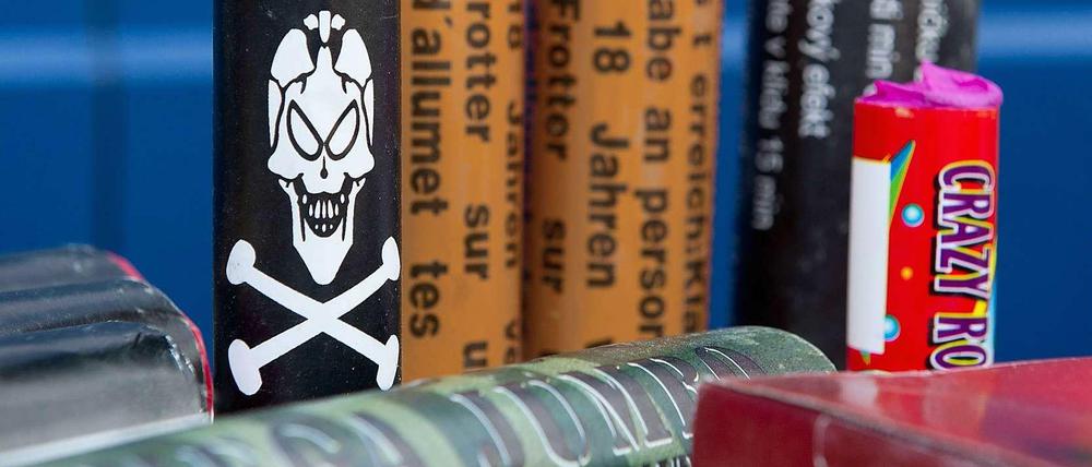 Feuerwerkskörper brauchen eine spezielle Zulassung. Jedes Jahr kommt es zu schweren Unfällen mit hochexplosiven, illegalen Böllern.