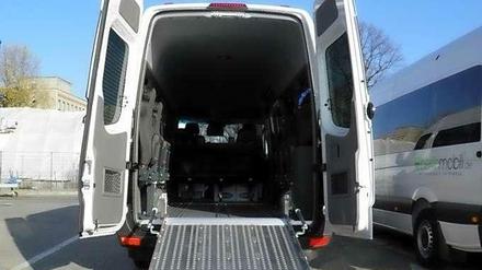 Ein behindertengerechter Kleinbus von „Berlinmobil“. 2012 kritisierte der Bezirk, Schüler seien auch mit ungeeigneteren Fahrzeugen befördert worden.