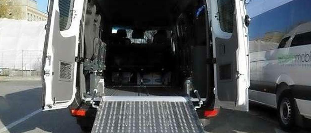 Ein behindertengerechter Kleinbus von „Berlinmobil“. 2012 kritisierte der Bezirk, Schüler seien auch mit ungeeigneteren Fahrzeugen befördert worden. 
