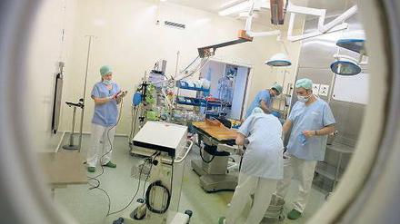 Kampf den Keimen. Hygiene spielt eine große Rolle bei hochkomplexen Operationen. 
