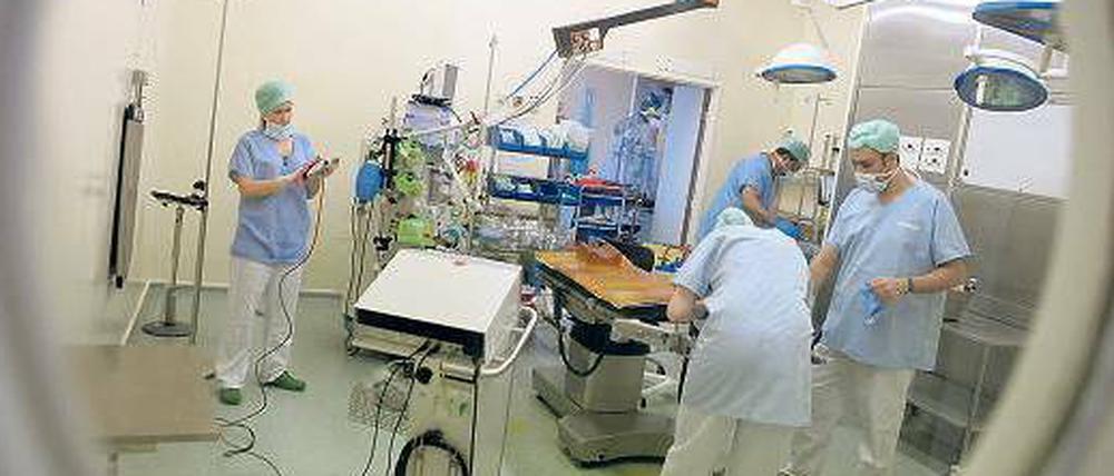 Kampf den Keimen. Hygiene spielt eine große Rolle bei hochkomplexen Operationen.