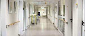Die beste Klinik finden. Manche Hygieniker fürchten dass Krankenhäuser, die alle Infektionen korrekt erfassen und veröffentlichen, Patienten verlieren könnten. 