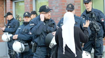 Polizeieinsatz im Oktober in Hamburg-St. Georg: Nach gewalttätigen Auseinandersetzungen zwischen Kurden und mutmaßlichen Salafisten beobachten die Beamten die Polizei die Situation in dem Stadtteil. 