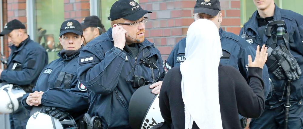 Polizeieinsatz im Oktober in Hamburg-St. Georg: Nach gewalttätigen Auseinandersetzungen zwischen Kurden und mutmaßlichen Salafisten beobachten die Beamten die Polizei die Situation in dem Stadtteil. 