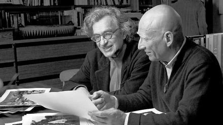 Wim Wenders (links) porträtiert in "Das Salz der Erde" den Fotografen Sebastião Salgado - gemeinsam mit dessen Sohn Juliano. Wir verlosen Karten, um Wenders und Juliano Salgado live zu erleben.