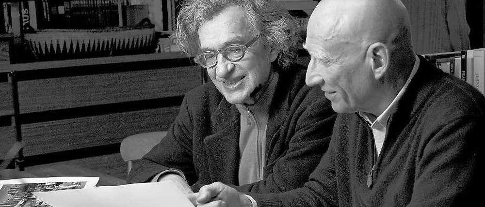 Wim Wenders (links) porträtiert in "Das Salz der Erde" den Fotografen Sebastião Salgado - gemeinsam mit dessen Sohn Juliano. Wir verlosen Karten, um Wenders und Juliano Salgado live zu erleben.
