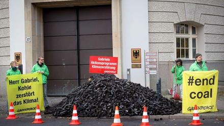 Greenpeace-Aktivisten haben am Freitag (7. November 2014) acht Tonnen Braunkohle vor das Bundeswirtschaftsministerium abgeladen, um gegen die Politik von Sigmar Gabriel (SPD) zu protestieren. 