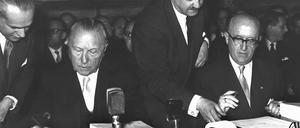 Unterzeichnung der Römischen Verträge am 25. März 1957. Signatarstaaten der EWG waren Belgien, die Bundesrepublik, Frankreich, Italien, Luxemburg und die Niederlande. 