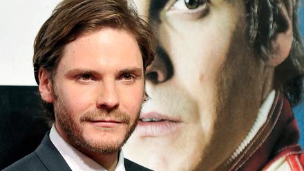 Schauspieler Daniel Brühl hat sich mit der Bar Raval in der Lübbener Straße in Kreuzberg einen Traum erfüllt.