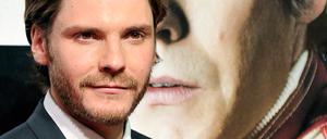 Schauspieler Daniel Brühl hat sich mit der Bar Raval in der Lübbener Straße in Kreuzberg einen Traum erfüllt.