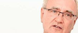 Detlef Wetzel, 1952 im Siegerland geboren, lernte Werkzeugmacher. Auf dem zweiten Bildungsweg kam er zur Fachhochschulreife, anschließend studierte er Sozialarbeit. 2004 wurde Wetzel IG-Metall-Chef von NRW, 2007 Vizechef in der Frankfurter Zentrale. Seit November führt er die IG Metall, mit 2,3 Millionen Mitgliedern die größte Gewerkschaft.  