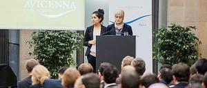Ihr Auftritt: Die Avicenna-Stipendiatinnen Hatifa Jadran und Nardin Maarouf (am Pult)