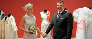 Hochzeit und dann? Nicht alle türkischen Eheleute dürfen dem oder der Geliebten hinterherreisen. Diese beiden - hier auf der Ausstellung "Evet - ich will" im Mannheimer Reiss-Engelhorn-Museum 2009 - sind allerdings glücklich vereint
