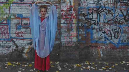Unsere Autorin Emilie Schmidt in Eurythmie-Kleidung.