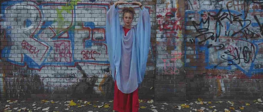 Unsere Autorin Emilie Schmidt in Eurythmie-Kleidung.