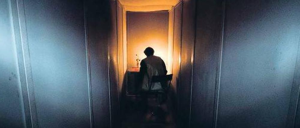 Wie fühlt sich eine Depression an? Das können Besucher in einem Depressionsraum in der Ausstellung „ROBERT gedENKEn – unser Freund und Torwart“ im Landesmuseum in Hannover nachempfinden.