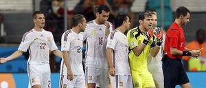 Qué? Die Spanien um Torwart Iker Casillas können nicht verstehen, wie Schiedsrichter Nicola Rizzoli (r.) das Foulspiel vor dem 3:1 der Niederländer übersehen konnte.