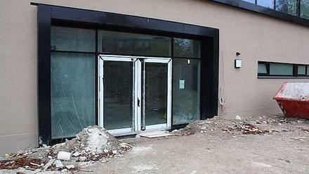 Ist zwar noch nicht fertig, kostet aber fast eine Million Euro mehr: Die Turnhalle (mit Mensa) der Goethe-Oberschule in Berlin-Lichterfelde.  