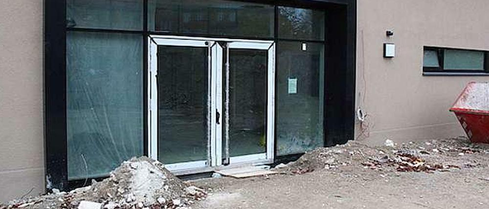 Ist zwar noch nicht fertig, kostet aber fast eine Million Euro mehr: Die Turnhalle (mit Mensa) der Goethe-Oberschule in Berlin-Lichterfelde.  