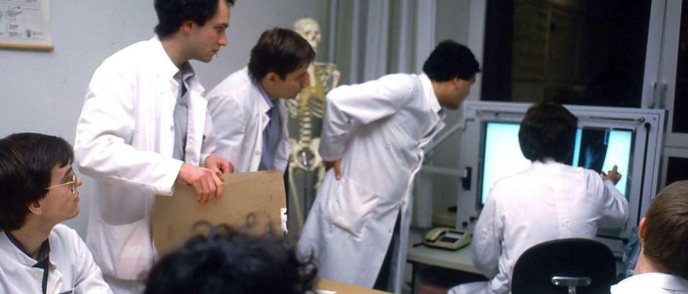 Offene Fehlerkultur. Klinikmitarbeiter müssen eine offene Gesprächskultur pflegen. Teambesprechungen, wie etwa vor Operationen, können dazu beitragen, Fehler zu vermeiden.