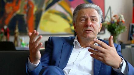 Klaus Wowereit in seinem Büro, vor einem Bild von Rainer Fetting.