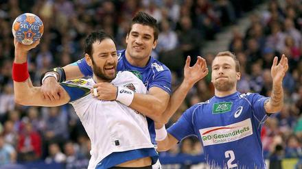 Schon wieder aufgehalten. Den Handballern der Füchse Berlin geht es wie ihrem Angreifer Iker Romero (mit Ball) in Hamburg: Sie können sich in dieser Saison in der Bundesliga nicht so wie erwartet durchsetzen.
