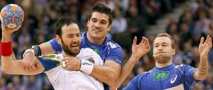Schon wieder aufgehalten. Den Handballern der Füchse Berlin geht es wie ihrem Angreifer Iker Romero (mit Ball) in Hamburg: Sie können sich in dieser Saison in der Bundesliga nicht so wie erwartet durchsetzen.