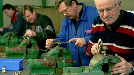 Über 50-Jährige werden in Finsterwalde für ihren neuen Arbeitsplatz in der "Fabrik für Ältere" ausgebildet.