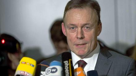 Oppermann spricht nach seiner Aussage im Innenausschuss zu Journalisten.