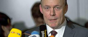 Oppermann spricht nach seiner Aussage im Innenausschuss zu Journalisten. 