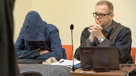Verteidiger Jacob Hösl mit seinem Mandanten Carsten S. im NSU-Prozess. 