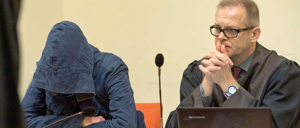 Verteidiger Jacob Hösl mit seinem Mandanten Carsten S. im NSU-Prozess. 