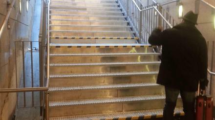 Das ist sie, die neue Treppe am Bahnhof Zoo. Dieses Foto entstand im Berufsverkehr. Nur vier Touristen schleppen hier ihre Koffer hinab