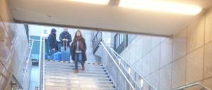 Das ist sie, die neue Treppe am Bahnhof Zoo. Dieses Foto entstand im Berufsverkehr. Nur vier Touristen schleppen hier ihre Koffer hinab