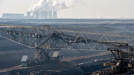 Der Braunkohletagebau der Vattenfall AG und dahinter die Kühltürme des Braunkohlekraftwerkes in Jänschwalde