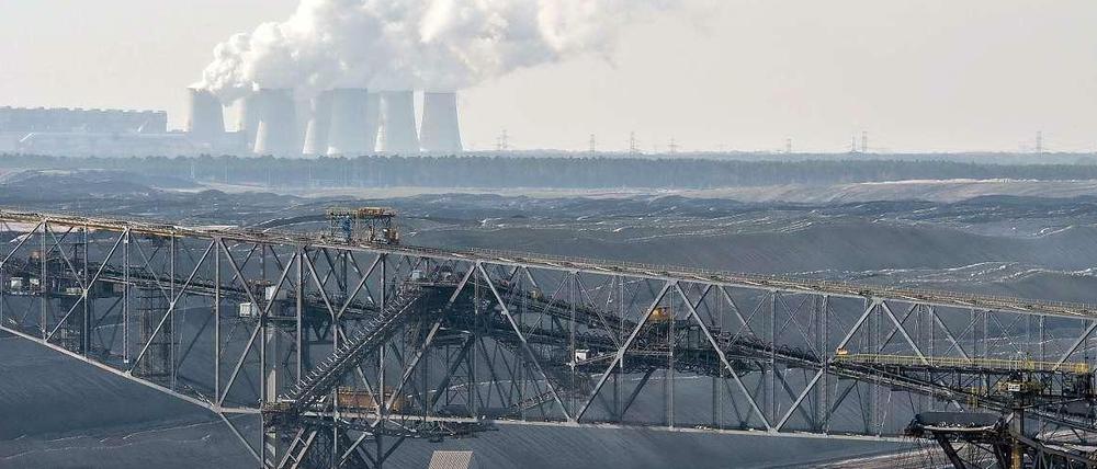 Der Braunkohletagebau der Vattenfall AG und dahinter die Kühltürme des Braunkohlekraftwerkes in Jänschwalde