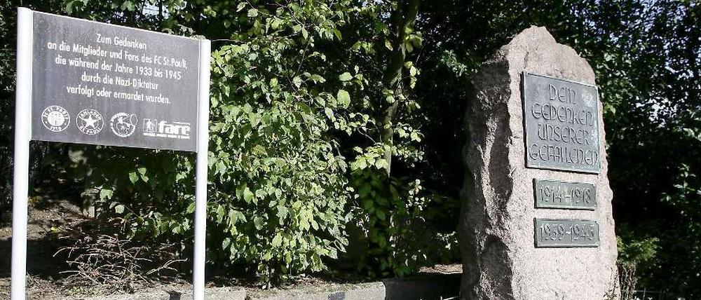Vor dem Millerntorstadion des FC St. Pauli erinnern Gedenkstein und -tafel an die Gefallen des Zweiten Weltkriegs. Ansonsten gibt es derartige Würdigungen im deutschen Fußball kaum.